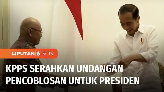 Petugas KPPS menyerahkan undangan pemungutan suara untuk Presiden Joko Widodo dan Ibu Negara Iriana Jokowi. Presiden terdata melakukan pencoblosan di TPS 10, Kelurahan Gambir, Jakarta Pusat.
