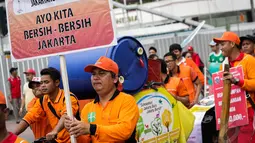 Dalam aksinya mereka mengajak masyarakat agar menjaga kebersihan dan tidak membuang sampah sembarangan, Jakarta, Minggu (28/12/2014). (Liputan6.com/Faizal Fanani)