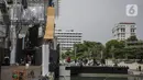 Sejumlah orang melakukan latihan untuk persiapan acara pertunjukan salah satu stasiun televisi di Taman Lapangan Banteng, Jakarta, Rabu (11/3/2020). Pemprov DKI menangguhkan izin sejumlah kegiatan hiburan terkait pencegahan penyebaran virus corona Covid-19. (Liputan6.com/Faizal Fanani)