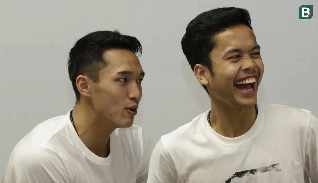 Pebulutangkis, Anthony Ginting dan Jonathan Christie, saat lelang untuk Palu dan Donggala di Grand Indonesia, Jakarta, Sabtu (24/11). Pebulutangkis Indonesia lelang barang untuk bantu korban bencana alam. (Bola.com/Vitalis Yogi Trisna)