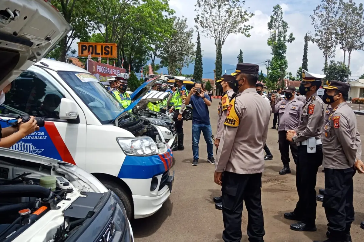 Kapolres Garut AKBP Wirdhanto Hadicaksono tengah memeriksa sejumkah kendaraan taktis yang digunakan dalam program daun rindang di Garut.