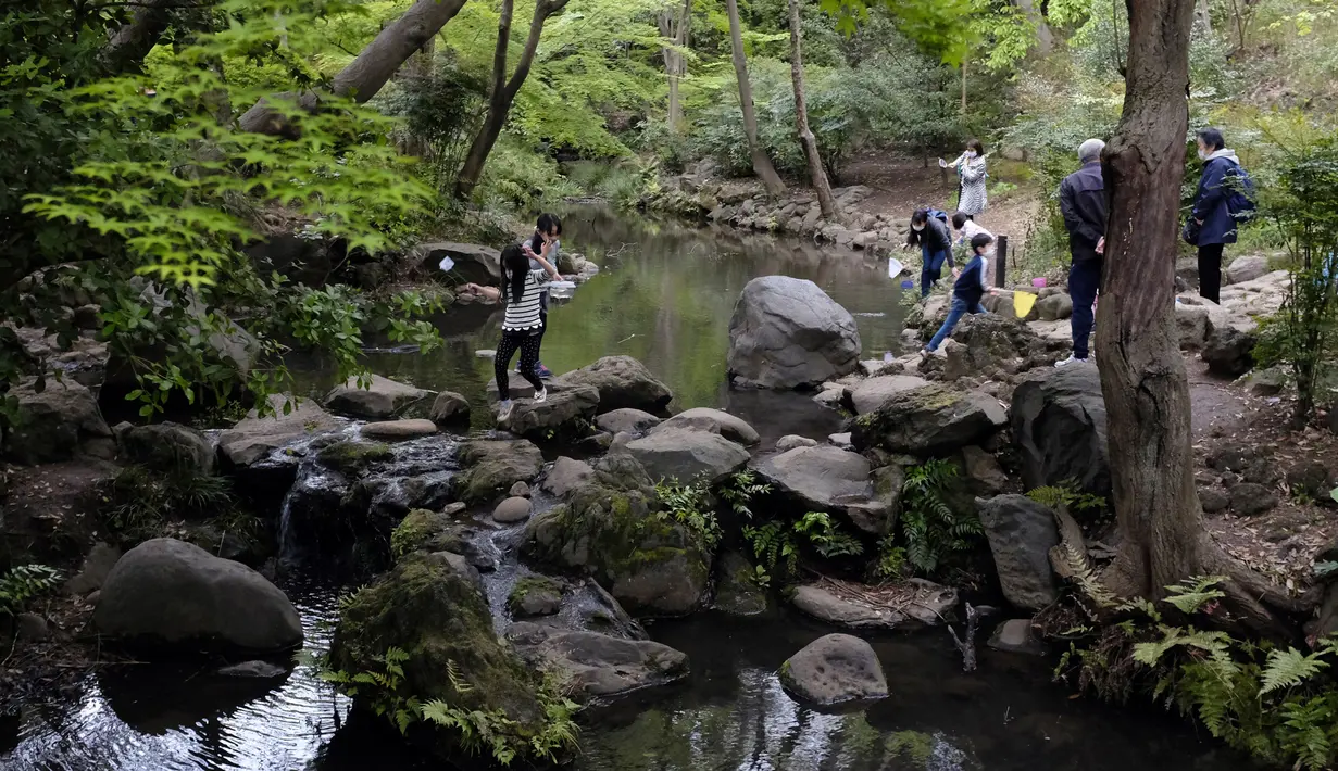 Warga mengunjungi Taman Arisugawa di Tokyo, Jepang, 22 April 2020. Jepang memasuki musim liburan yang dikenal 'Golden Week' yakni serangkaian tanggal merah hingga 5 Mei. (AP Photo/Kiichiro Sato)