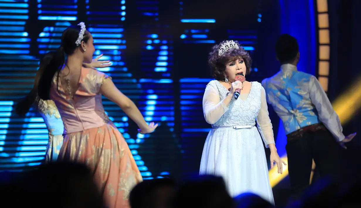 "Serius, tegang banget nih. Soalnya diliatin Iyeth Bustami, dia kasih nilainya dikit melulu soalnya. Haha," kata Mpok Atiek usai tampil di panggung D'Academy Celebrity 2, Indosiar, Jakarta Barat, Selasa (18/4/2017). (Adrian Putra/Bintang.com)