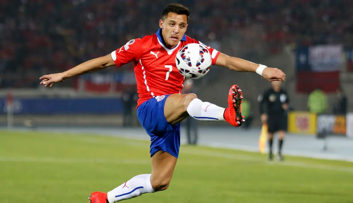 Penyerang Chile, Alexis Sanchez berusaha mengontrol bola saat bertanding melawan Uruguay di perempat final Copa Amerika 2015 di National Stadium, Santiago, Chile, (25/6/2015). Chile melaju ke semifinal usai mengalahkan Uruguay 1-0. (REUTERS/Ivan Alvarado)