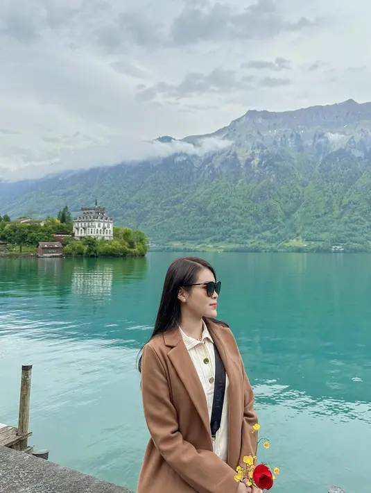 Ia sudah pernah mengunjungi Eropa, lebih tepatnya Swiss yang punya bentang alam menawan. [Instagram @chengiovanis]