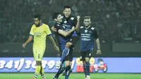 Samsul Arif merayakan gol yang dicetaknya ke gawang Gresik United bersama Esteban Vizcarra. Samsul mencetak tiga gol dan membawa Arema Cronus menang telak 4-1 atas Gresik United di Stadion Kanjuruhan, Selasa (10/11/2015). (Bola.com/Kevin Setiawan)