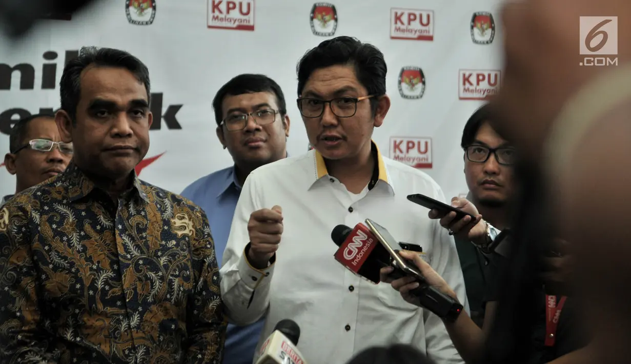 Sekjen Gerindra Ahmad Muzani dan Sekjen PKS Mustafa Kamal usai melakukan pertemuan tertutup dengan komisioner KPU, Jakarta, Rabu (17/10). Pertemuan membahas tentang kondisi jumlah DPT pada Pemilu 2019 yang masih janggal. (Merdeka.com/Iqbal S Nugroho)