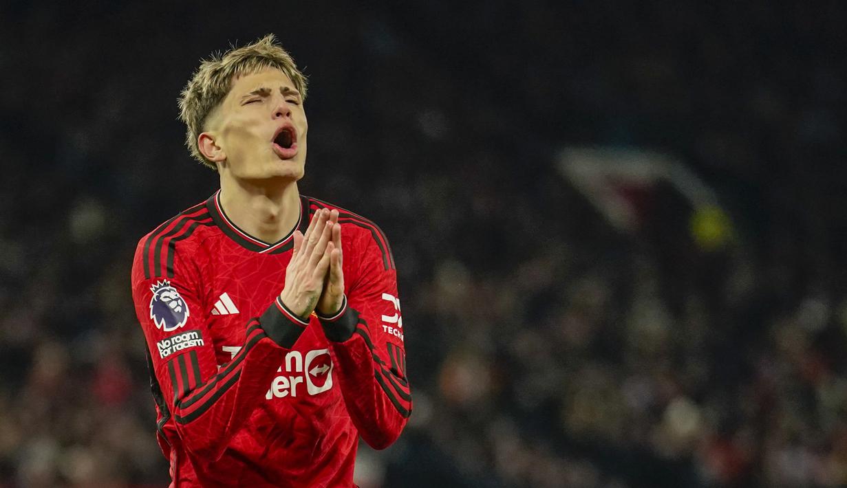 Ekspresi pemain MU, Alejandro Garnacho, setelah gagal mencetak gol ke gawang Chelsea dalam pertandingan pekan ke-15 Liga Inggris 2023/2024 yang berlangsung di Old Trafford, Kamis (7/12/2023) dini hari WIB. (AP Photo/Dave Thompson)
