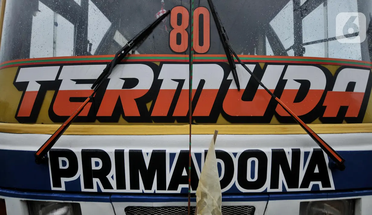 Kondisi Metromini 80, Jakarta, Kamis (14/11/2019). Sianipar (62) sopir Metromini 69 menjelaskan kalau dirinya harus bertahan hingga pukul 22.00 WIB ke atas untuk mencari penumpang karena bus Transjakarta, khususnya MetroTrans pada jam itu sudah tidak beroperasi. (merdeka.com/Iqbal Nugroho)