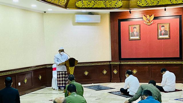 Presiden Jokowi menunaikan salat Jumat di salah satu ruangan di Kantor Gubernur Bali. (Dok: Setpres)