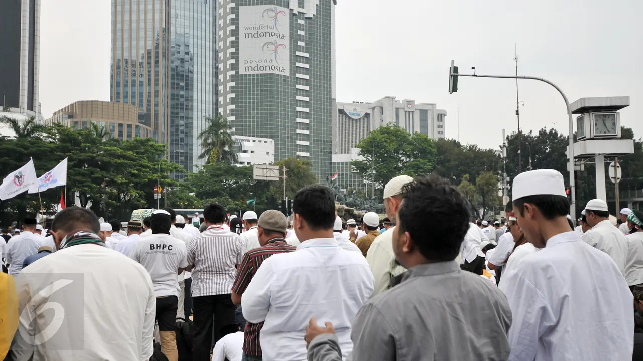 20161104-Salat-Jumat-di-Patung-Kuda-Jakarta-YR