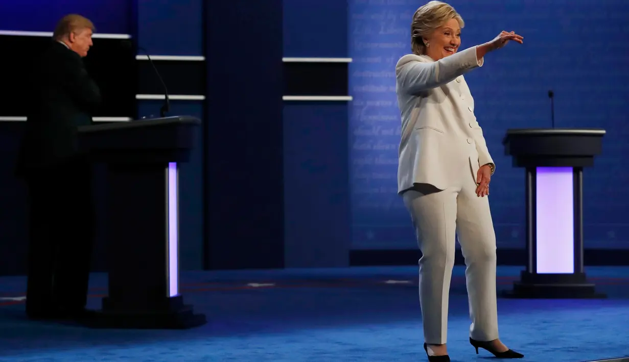 Capres AS dari Partai Demokrat, Hillary Clinton melambaikan tangannya ke arah penonton ketika berjalan di podium perhelatan debat ketiga dan terakhir capres AS di University of Nevada, Las Vegas, Rabu (19/10). (REUTERS/Carlos Barria)