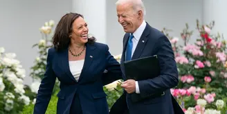 Kamala Harris maju pemilihan Calon Presiden Amerika Serikat menggantikan Joe Biden yang beberapa waktu lalu secara mengejutkan, mengundurkan diri dan memilih mendukung Kamala. Melihat gaya power dressing Kamala yang sehari-hari memadukan blazer jadi outfit harian. Di sini, Kamala Harris memadukan inner putih dengan blazer dan celana panjangnya yang serasi berwarna biru navy. [Foto: Instagram/kamalaharris]