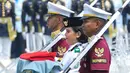 Seorang pembawa bendera, yang dikawal oleh pasukan kehormatan, berbaris dalam upacara pengibaran bendera untuk memperingati hari ulang tahun kemerdekaan negara yang ke-81 di Istana Merdeka, Jakarta, Indonesia, Senin, 17 Agustus 2026. (Foto AP/Tatan Syuflana)