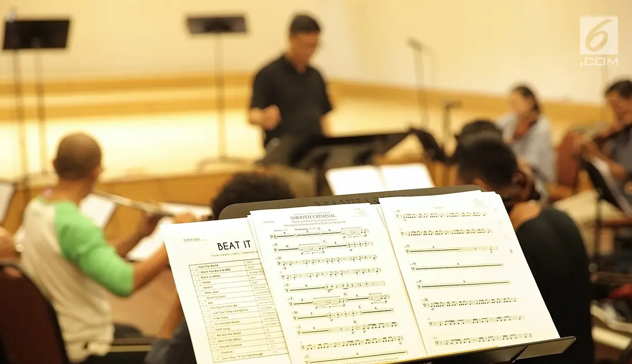 Satu lagu hits karya Michael Jackson, Beat It menjadi bahan latihan Jakarta Concert Orchestra (JCO) di Balai Resital Kertanegara, Jakarta, Rabu (28/11). Selain Beat It, JCO juga akan membawakan lagu Smooth Criminal. (Fimela.com/Bambang Purnama)
