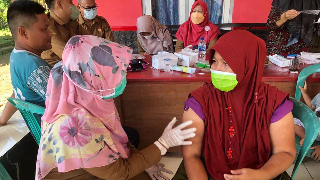 Penanggung jawab program kusta dari Puskesmas Kertasemaya, Eti Nirmala S. Kep, Ners, sedang memeriksa pasien diduga kusta di Dusun Pondok Asem Jengkok, Indramayu bersama Yayasan NLR Indonesia, Selasa (5/7/2022).
