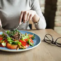 Ilustrasi Mengonsumsi Makanan Credit: pexels.com/Stephany