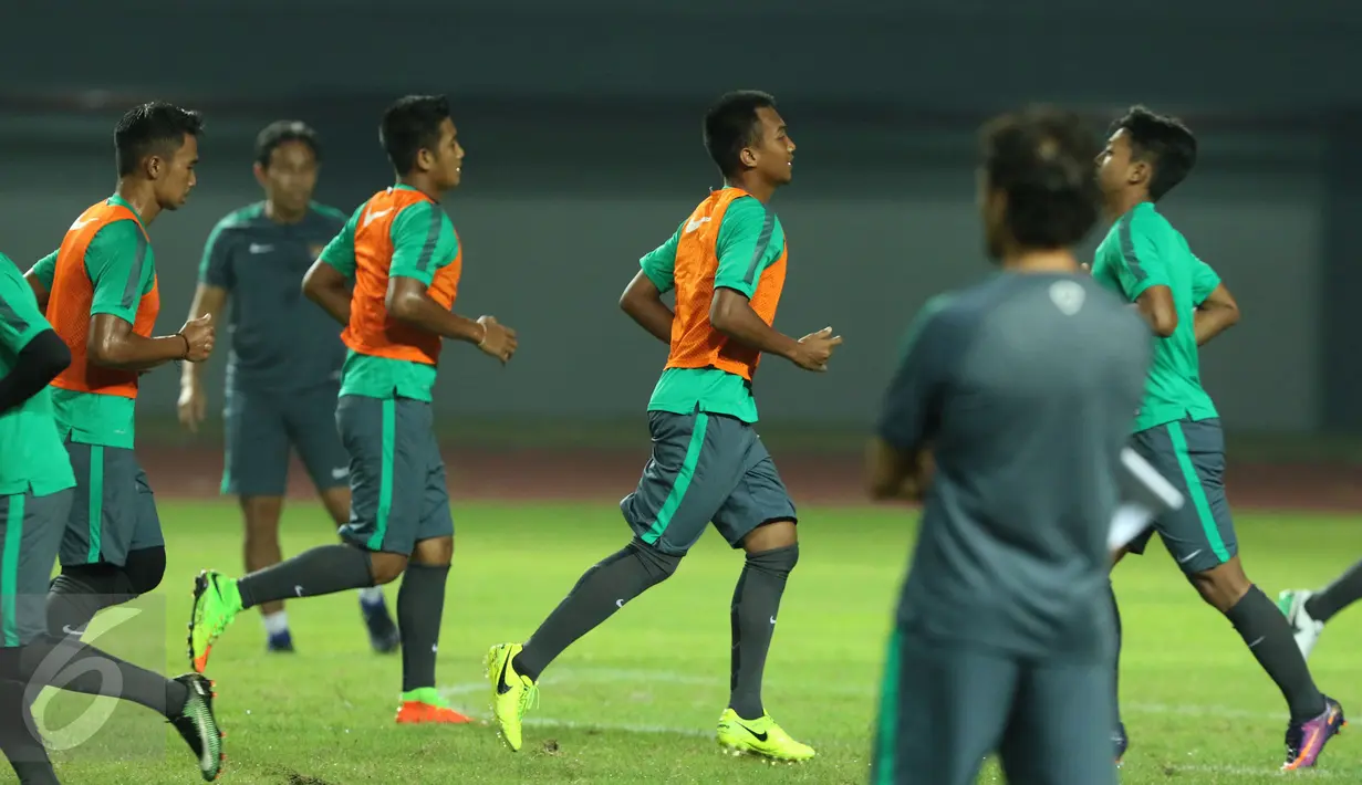 Pelatih Luis Milla mengawasi latihan uji lapangan Timnas Indonesia U-22 di Stadion Patriot Candrabhaga, Bekasi, Selasa (4/4). Timnas Indonesia U-22 akan melawan Persija pada Rabu (5/4). Liputan6.com/Helmi Fithriansyah)