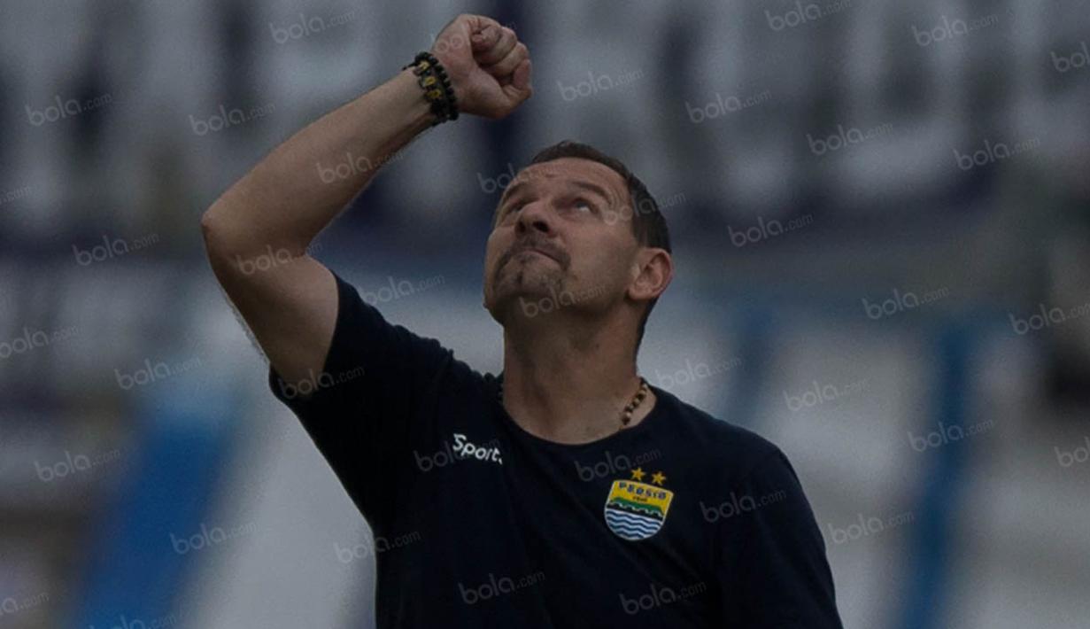 Ritual itu dilakukan pelatih Persib, Dejan Antonic, untuk memohon agar diberikan yang terbaik saat pertandingan. (Bola.com/Vitalis Yogi Trisna)