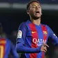 Pemain Barcelona,  Neymar  saat gagal mencetak gol ke gawang Villareal CF pada lanjutan La Liga Spanyol di El Madrigal stadium, Villareal, (8/1/2017). (AFP/Jose Jordan)