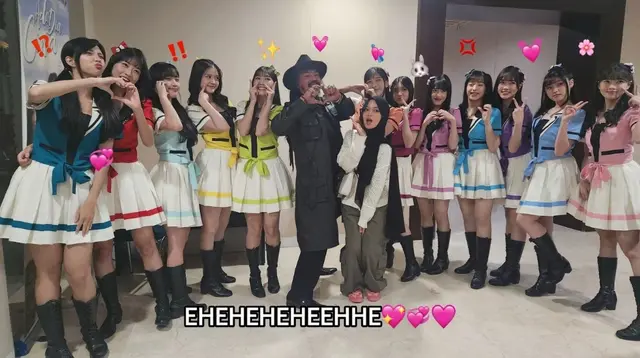 7 Potret Limbad nonton konser JKT48 bareng putri bungsunya, aksi girangnya jadi wota bikin ngakak