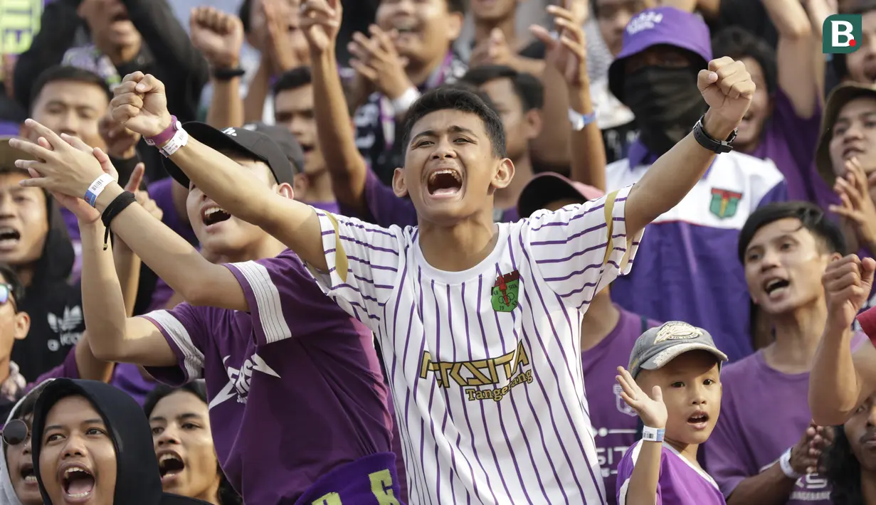 Suporter Persita saat menyaksikan pertandingan Persita Tangeran melawan PSM Makassar pada laga Shopee Liga 1 di Stadion Sport Center, Tangerang, Jumat (6/3). Persita memiliki suporter setia dan fanatik seperti La Viola dan Southern Ultras Persita. (Bola.com/M. Iqbal Icshan)