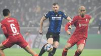 Gelandang Liverpool, Fabinho, mengawal ketat striker Inter Milan, Edin Dzeko, pada laga leg pertama 16 besar Liga Champions di Giuseppe Meazza, 17 Februari 2022. (AFP/Filippo MONTEFORTE)