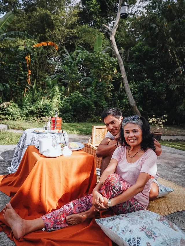 5 Potret Richard Kyle Piknik Bareng Mama di Bali, Sampai Bawa Rantang