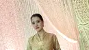 Pesona cantik Marcella terlihat mature dengan  makeup bold dan updo simple yang perlihatkan anting emas [@marcella.zalianty]