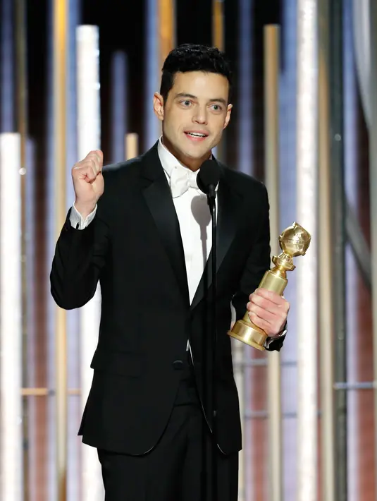 Aktor Rami Malek saat menerima penghargaan Golden Globes 2019 di The Beverly Hilton, California, Minggu (6/1). Rami menyabet penghargaan Golden Globes 2019 lewat perannya sebagai Freddie Mercury di film Bohemian Rhapsody. (Paul Drinkwater/NBC via AP)