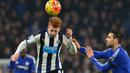 Pemain Newcastle United, Jack Colback (kiri) berebut bola dengan pemain Chelsea, Cesc Fabregas pada Lanjutan Liga Inggris pekan ke-26 di Stadion Stamford Bridge, London, MInggu (14/2/2016) dini hari WIB. (AFP/Glyn Kirk)