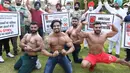 Pemilik dan pelatih gym memegang spanduk saat protes menuntut pemerintah membuka kembali pusat kebugaran di Amritsar, India, Minggu (7/6/2020). Mereka meminta aktivitas tempat olahraga gym juga diizinkan buka setelah pelonggaran lockdown, bukan hanya kegiatan perekonomian. (NARINDER NANU/AFP)