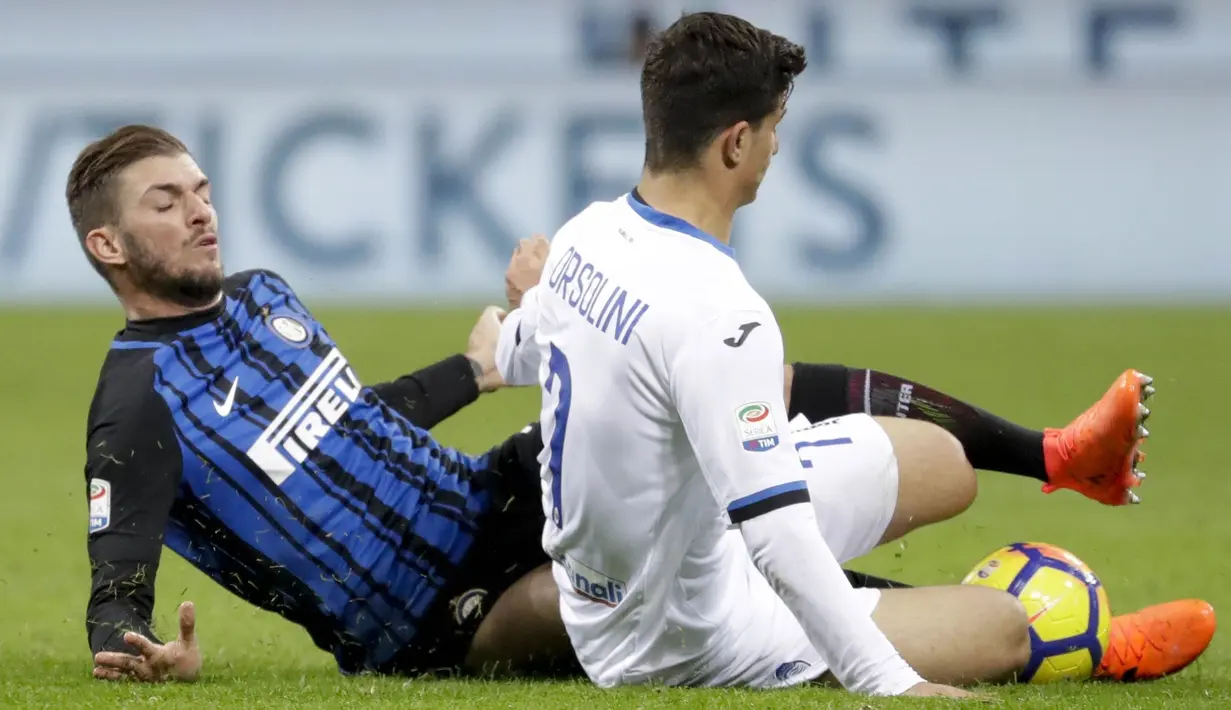 Bek Inter Milan, Davide Santon, berebut bola dengan gelandang Atalanta, Riccardo Orsolini, pada laga Serie A Italia di Stadion San Siro, Milan, Minggu (19/11/2017). Inter menang 2-0 atas Atalanta. (AP/Luca Bruno)