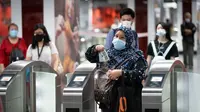 Penumpang  keluar dari stasiun kereta Mass Rapid Transit di Kuala Lumpur, Malaysia, Senin, (4/5/2020). Banyak sektor bisnis dibuka kembali pada Senin di beberapa bagian Malaysia sejak penguncian sebagian virus dimulai 18 Maret. (AP/Vincent Thian)