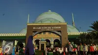 Suasana usai menjalankan Shalat gerhana di epan masjid Al-azhom Kota Tangerang, Rabu (9/3/2016). Salat gerhana tersebut diadakan sebagai ungkapan syukur atas kuasa Allah SWT. (Liputan6.com/Faisal R Syam)