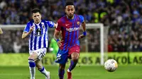 Pemain Barcelona Pierre-Emerick Aubameyang (kanan) berlari mengejar bola saat melawan Real Sociedad pada pertandingan Liga Spanyol di Reale Arena Stadium, San Sebastian, Spanyol, 21 April 2022. Barcelona menang 1-0. (AP Photo/Alvaro Barrientos)