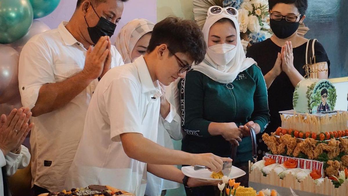6 Potret Rey Bong Bintang Sinetron Dari Jendela SMP SCTV Rayakan Ultah ...