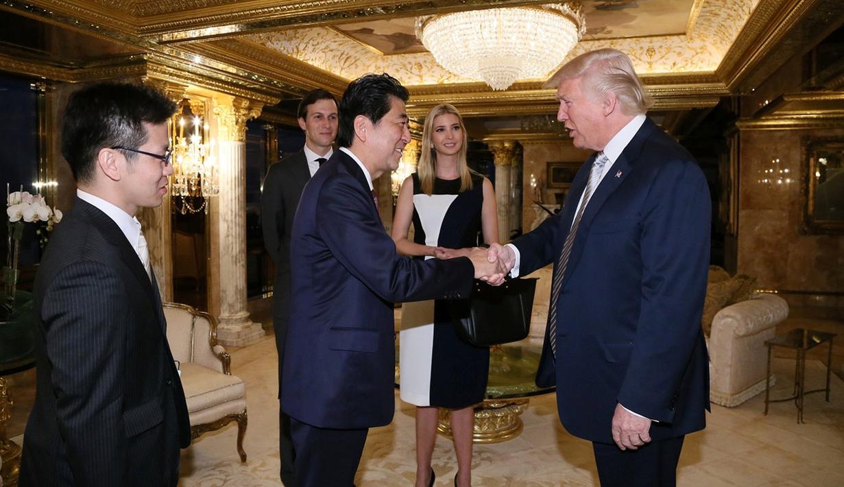 PM Jepang Shinzo Abe berjabat tangan dengan Donald Trump di Trump Tower di Manhattan, New York, AS (17/18). Pertemuan yang hanya 30 menit, molor hingga 90 menit pada Kamis 17 November waktu New York. (Cabinet Public Relations Office/HANDOUT via Reuters)