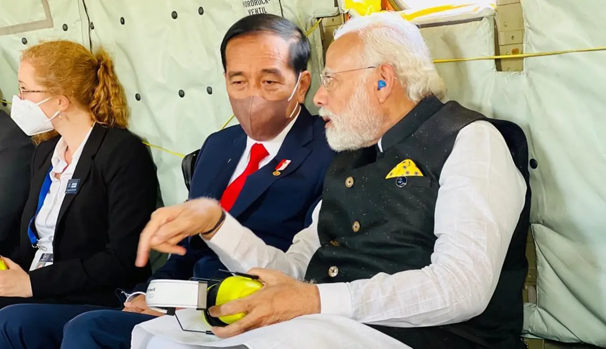 Presiden Joko Widodo atau Jokowi (kedua kanan) berbincang dengan Perdana Menteri India Narendra Modi dalam helikopter menuju lokasi KTT G7 di Munich, Jerman, 27 Juni 2022. Jokowi juga akan mendorong negara-negara G7 secepat-cepatnya mencari solusi dalam menghadapi krisis pangan dan krisis energi yang sedang melanda dunia. (Foto: Muchlis Jr - Biro Pers Sekretariat Presiden)