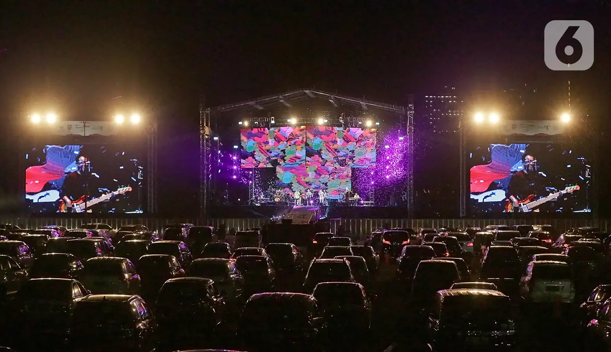 Sejumlah penonton berada di dalam mobil menyaksikan penampilan Kahitna dalam konser New Live Experience 2020 di Parkir Barat JIExpo Kemayoran, Jakarta, Sabtu (29/8/2020). (Fimela.com/Bambang E.Ros)