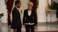 Presiden Jokowi dan Menlu Australia Julie Bishop berbincang seusai melakukan pertemuan di Istana Merdeka, Jakarta, Rabu (26/10). Presiden Jokowi dan Menlu Australia melakukan pertemuan ‎tertutup di salah satu ruangan. (Liputan6.com/Faizal Fanani)