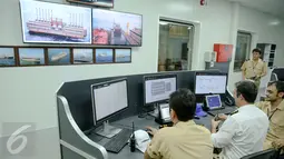 Ruang control Marine Vessel Power Plant saat bersandar di Pelabuhan IPC, Jakarta, (8/12). Karakteristik dari kapal ini salah satunya yaitu menggunakan bahan bakar minyak pada operasi perdana dan capacity factor mencapai 80%. (Liputan6.com/Faizal fanani)