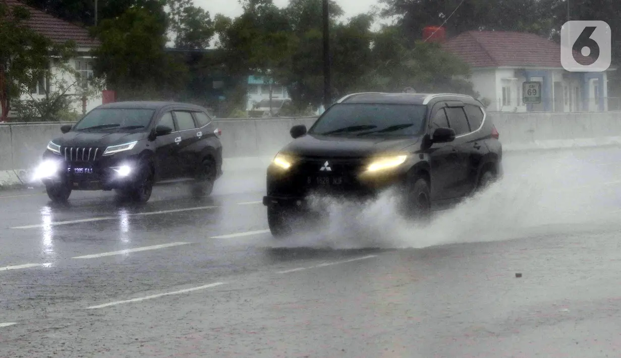 <p>Sejumlah kendaraan pemudik melewati Jalan Tol Jakarta - Cikampek KM 69, Purwakarta, Jawa Barat, Rabu (27/4/2022). Memasuki H-6 Idul Fitri, arus mudik dari Jakarta yang melewati Jalan Tol Jakarta - Cikampek terpantau ramai lancar. (Liputan6.com/Herman Zakharia)</p>