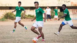 Penyerang Persipasi Bandung Raya (PBR), Yongki Aribowo mengontrol bola saat latihan jelang Piala Presiden 2015 di Stadion Lebak Bulus, Jakarta, Minggu (23/8/2015). (Bola.com/Vitalis Yogi Trisna)