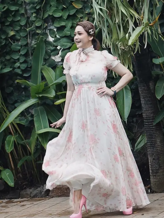 Maia juga pernah mengenakan gaun putih bermotif bunga. Dengan rambut coklat, ibu anak tiga ini bak wanita Inggris. Pesonanya semakin cantik dilengkapi dengan sepatu hak tinggi warna pink. (Liputan6.com/IG/@maiaestiantyreal)
