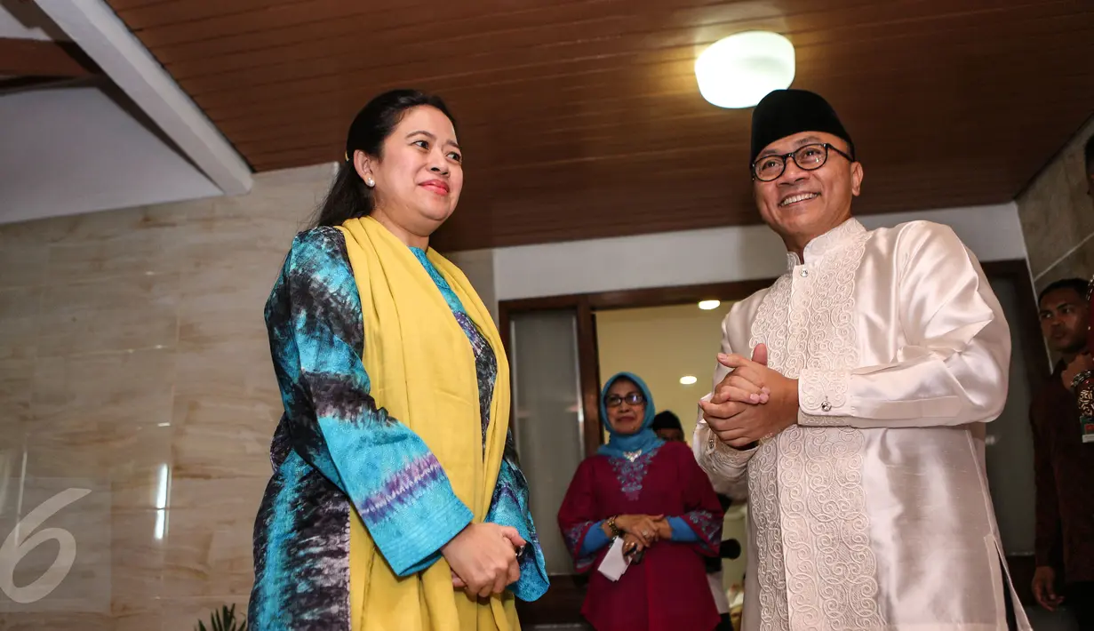 Puan Maharani (kiri) disambut Zulkifli Hasan saat menghadiri acara Buka Puasa Bersama di Rumah Dinas Ketua MPR RI, Jakarta, Senin (22/6/2015). Presiden dan sejumlah tokoh Parpol tampak hadir dalam acara tersebut. (Liputan6.com/Faizal Fanani)