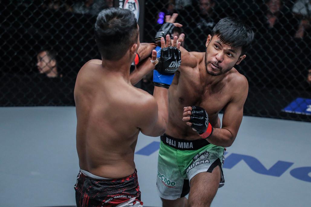 Riski Umar beraksi di octagon. (Dok Onefc)