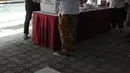 Petugas ini diwajibkan mengisi formulir C Pendamping dan diharuskan merahasiakan pilihan pemilih. (merdeka.com/Imam Buhori)