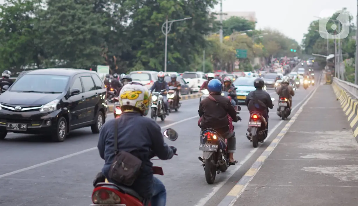 Sejumlah kendaraan roda dua melawan arus di Jalan TB Simatupang, Pasar Rebo, Jakarta, Rabu (16/10/2019). Selain melanggar hukum, perilaku buruk pemotor untuk menghindari macet tersebut juga mengganggu kenyamanan pengguna jalan lain. (Liputan6.com/Immanuel Antonius)