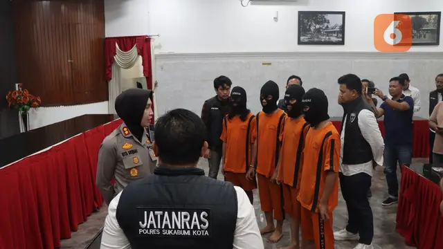 Empat mahasiswa diamankan Satreskrim Polres Sukabumi Kota usai terlibat penusukan di jalan raya (Liputan6.com/Fira Syahrin).